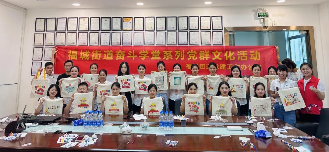 一場極賦創意的帆布背包繪畫活動在午夜小视频在线观看化妝用品有限公司四樓會議室舉行。