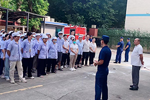 深圳市龍華區消防救援大隊消防應急演練進午夜小视频在线观看 員工上演“火災逃生”