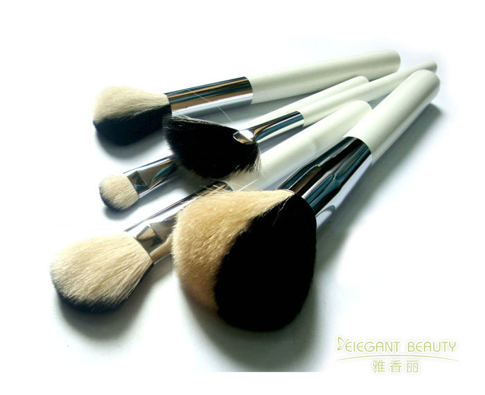 如何根據季節變化或妝容趨勢，更新成套午夜福利视频免费在线观看的配置？