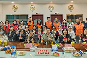 福城街道新和社區蒞臨午夜小视频在线观看化妝用品（深圳）有限公司開展“巾幗綻放.婦女權益保護法介紹”書記茶話會。