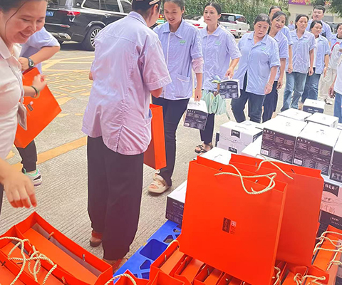 雙節同慶暖人心，關懷慰問傳真情||午夜小视频在线观看化妝用品(深圳)有限公司為全體職工發放“雙節”福利